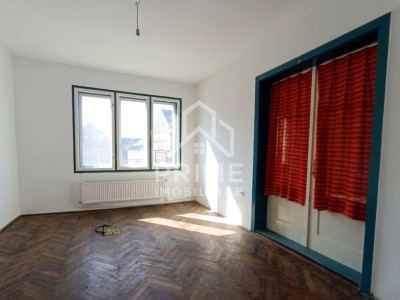 Casă renovabilă 185 mp, teren 1100 mp, zonă centrală – Teiuș